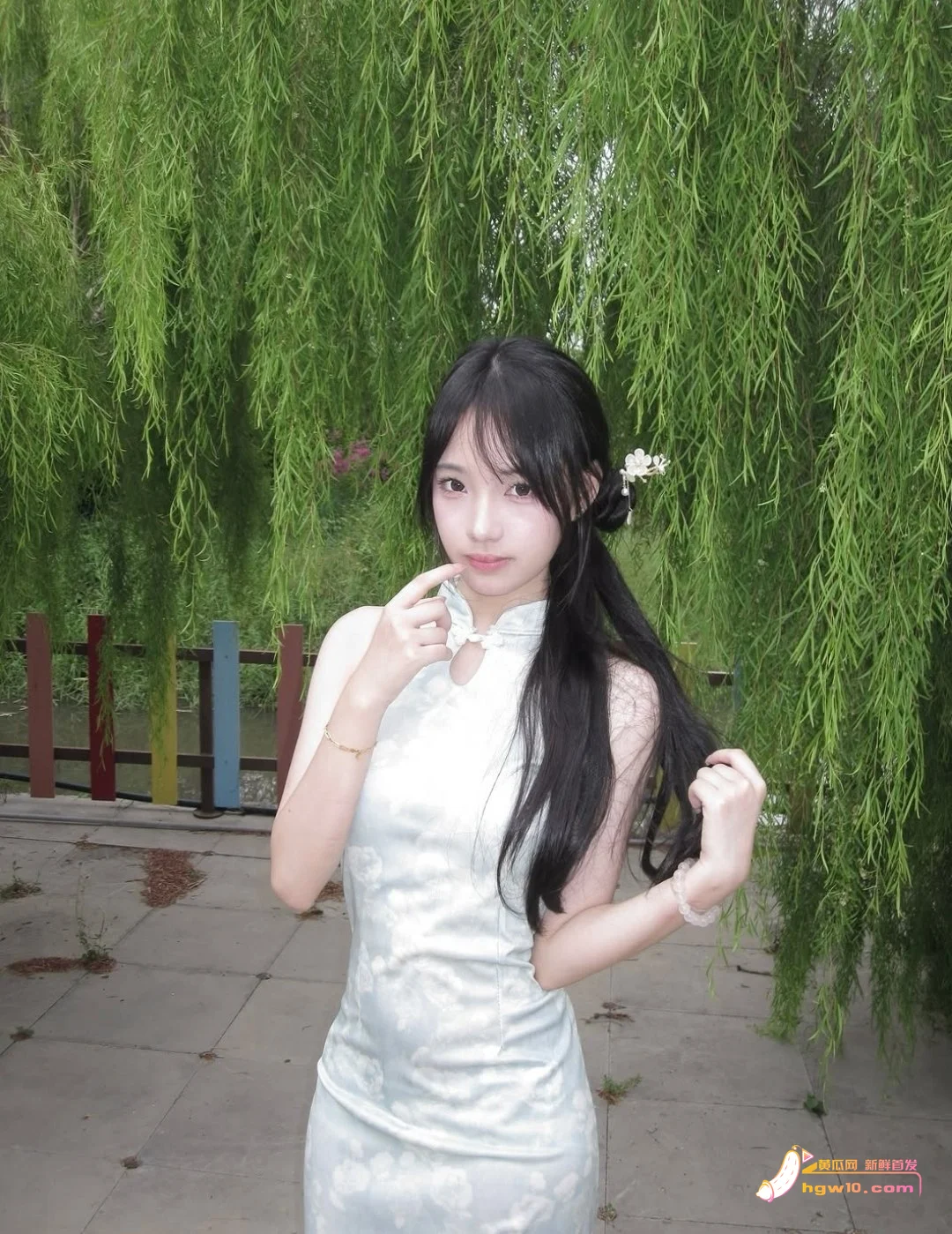 小网红子萱酒店私密视频曝光，昔日高颜值形象与露脸画面形成强烈反差
