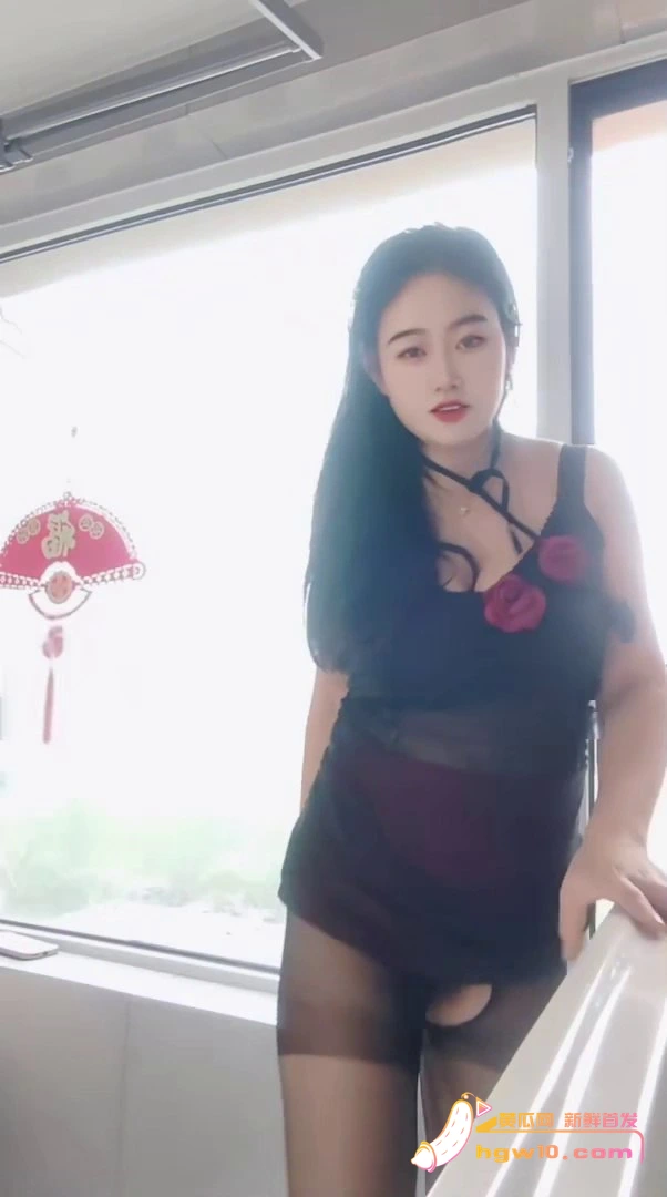 巨乳女子室内与楼道激情互动