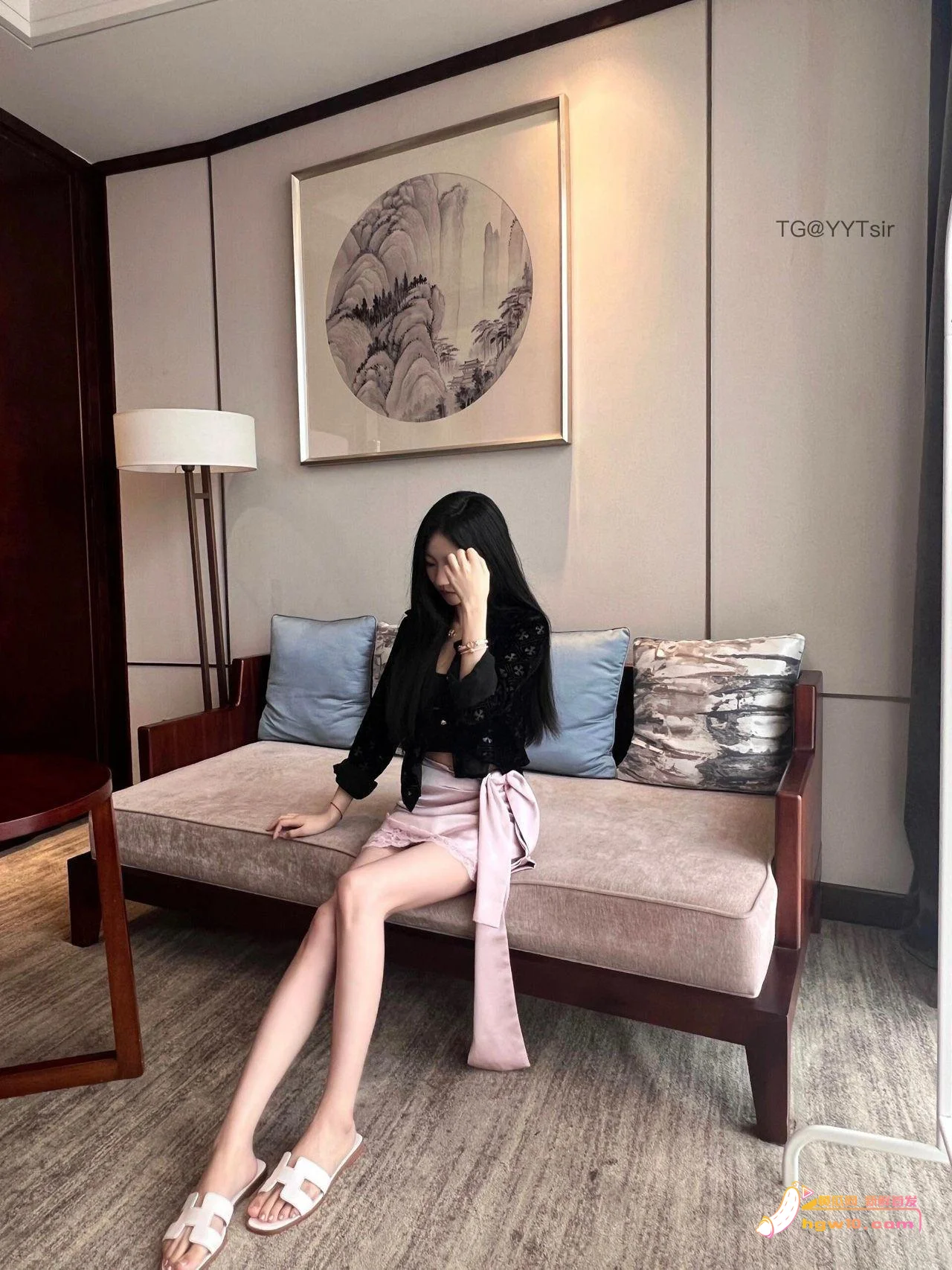 上海博主rran：高颜值与紧致身材的视觉魅力