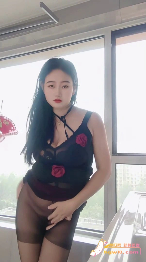 巨乳女子室内与楼道激情互动
