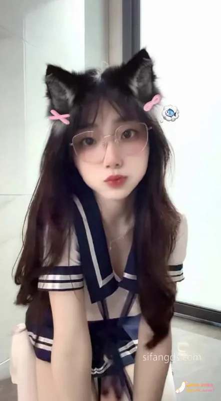 猫耳少女多套造型展示:清纯与性感风格切换
