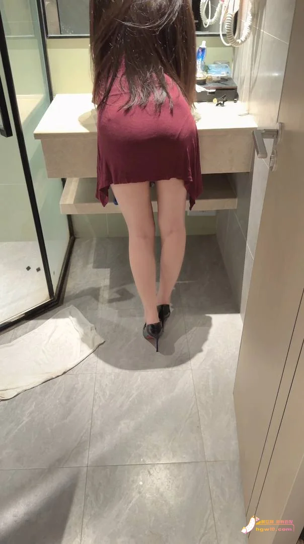 趁哥们买菜,卫生间偷情兄弟老婆