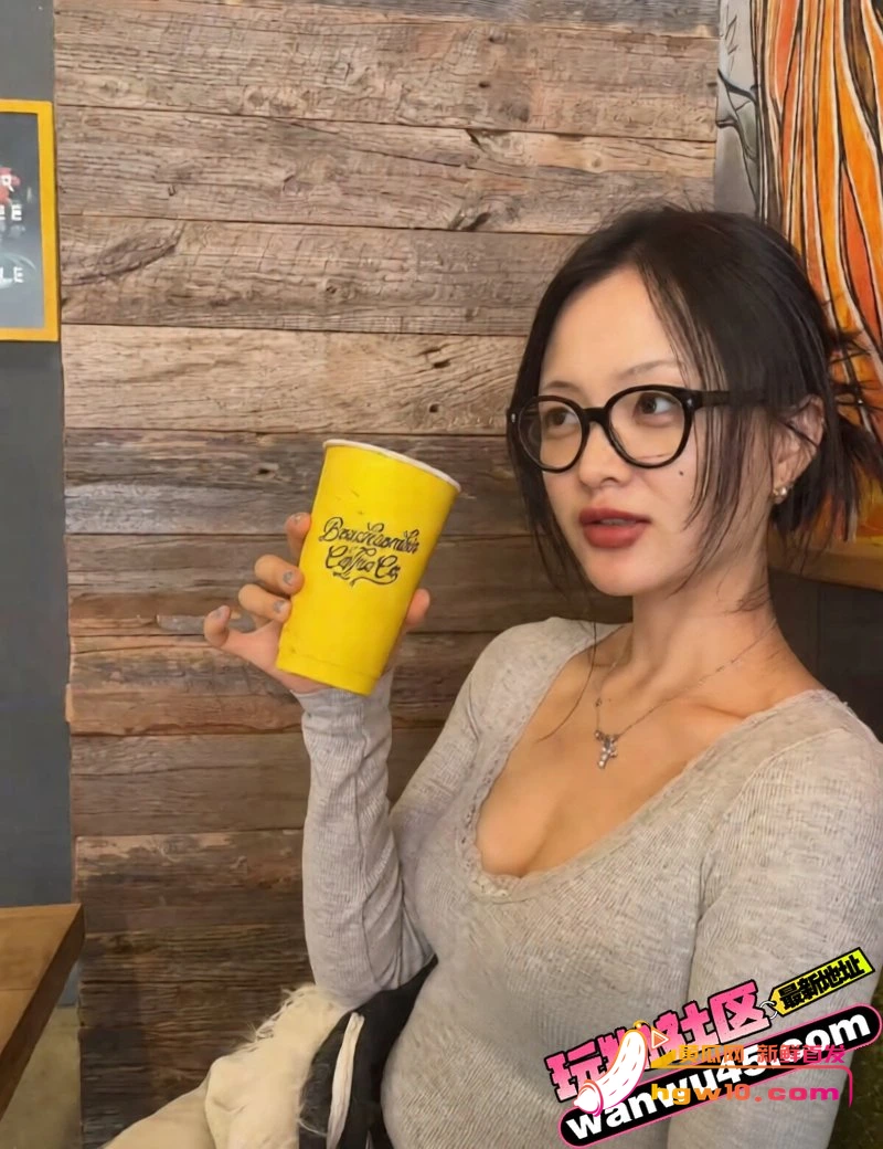 温哥华网红软软星因广告纠纷网暴商家，掉粉40万彻底塌房