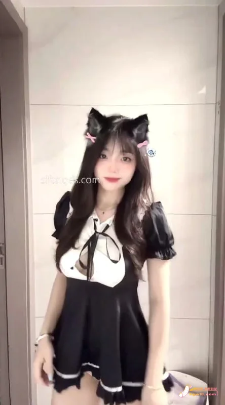 猫耳少女多套造型展示:清纯与性感风格切换