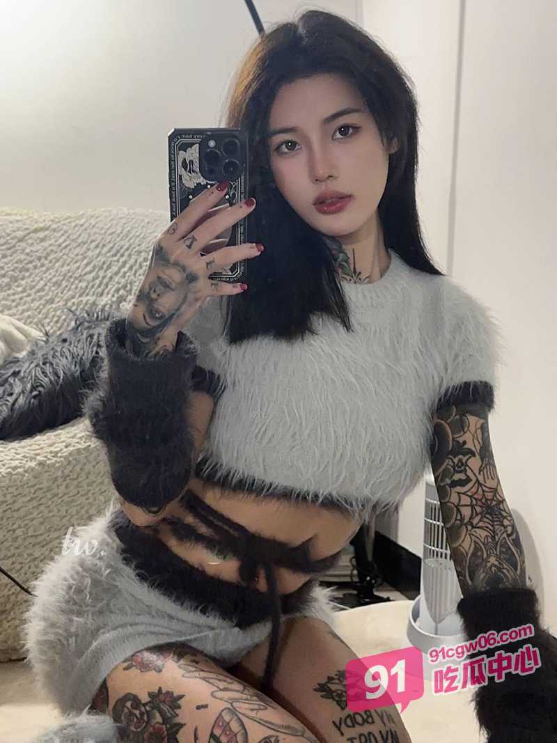 抖音反差婊刺青阿诗 最早期私密啪啪流出 健身出完美身材 只为了男友更好的性爱体验！