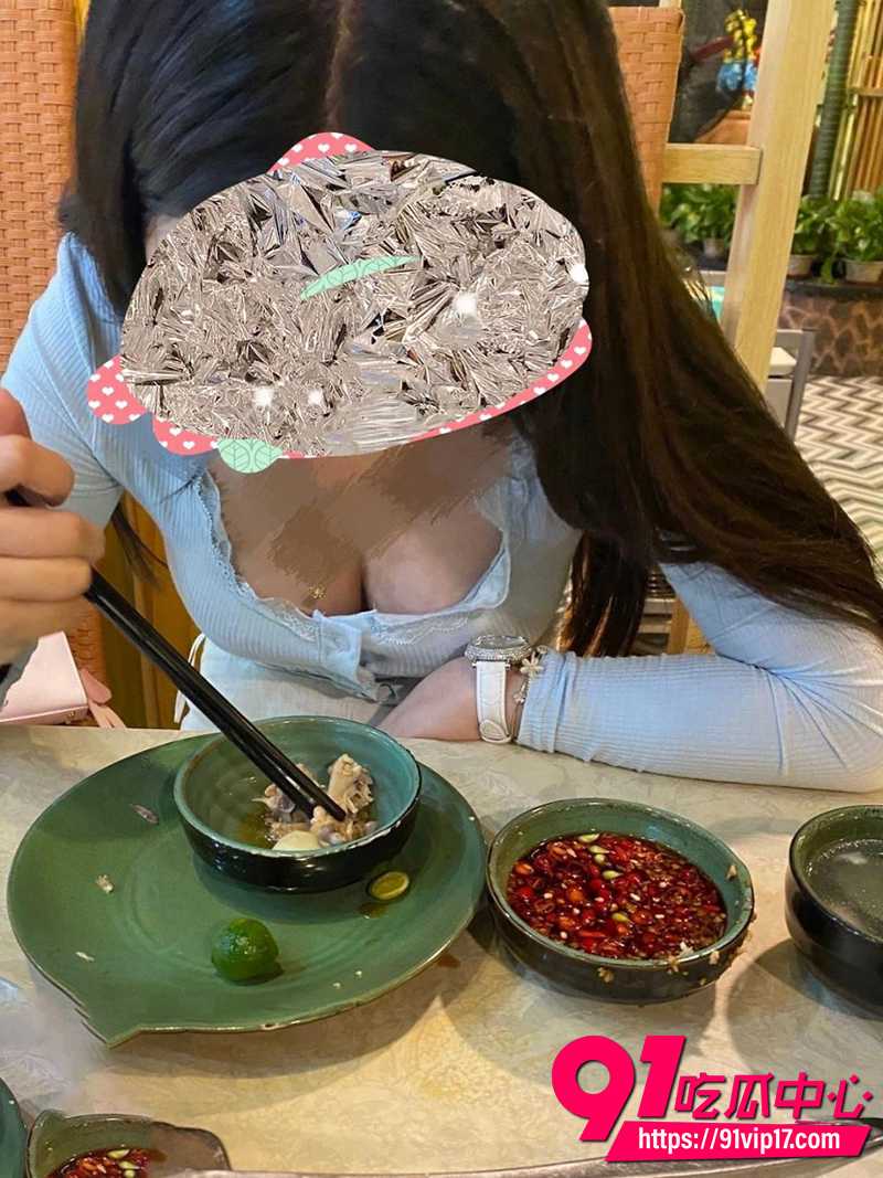 海角大神我的36岁后妈原创 老爸外出后瑜伽结束后亲密互动 婚房内甜蜜释放激情！