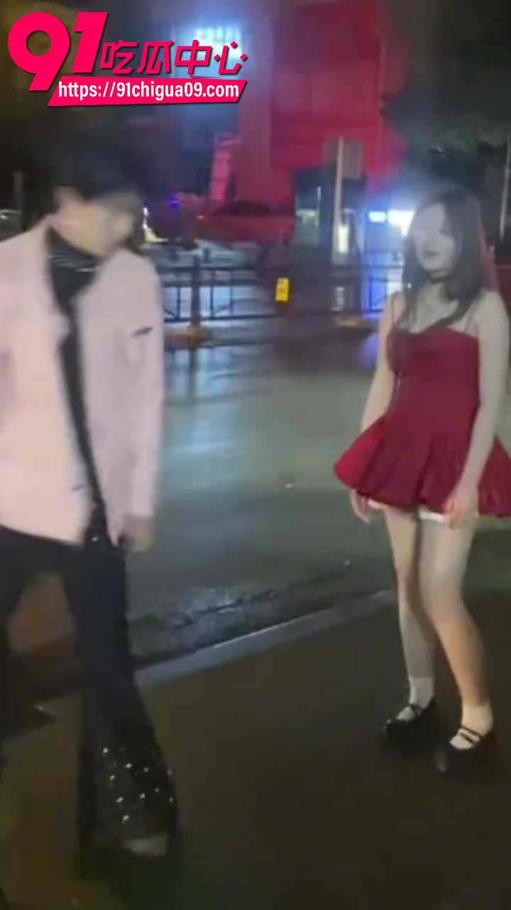 街头红裙辣妹当众揭穿男同男友6 街头红裙辣妹当众揭穿男同男友6
