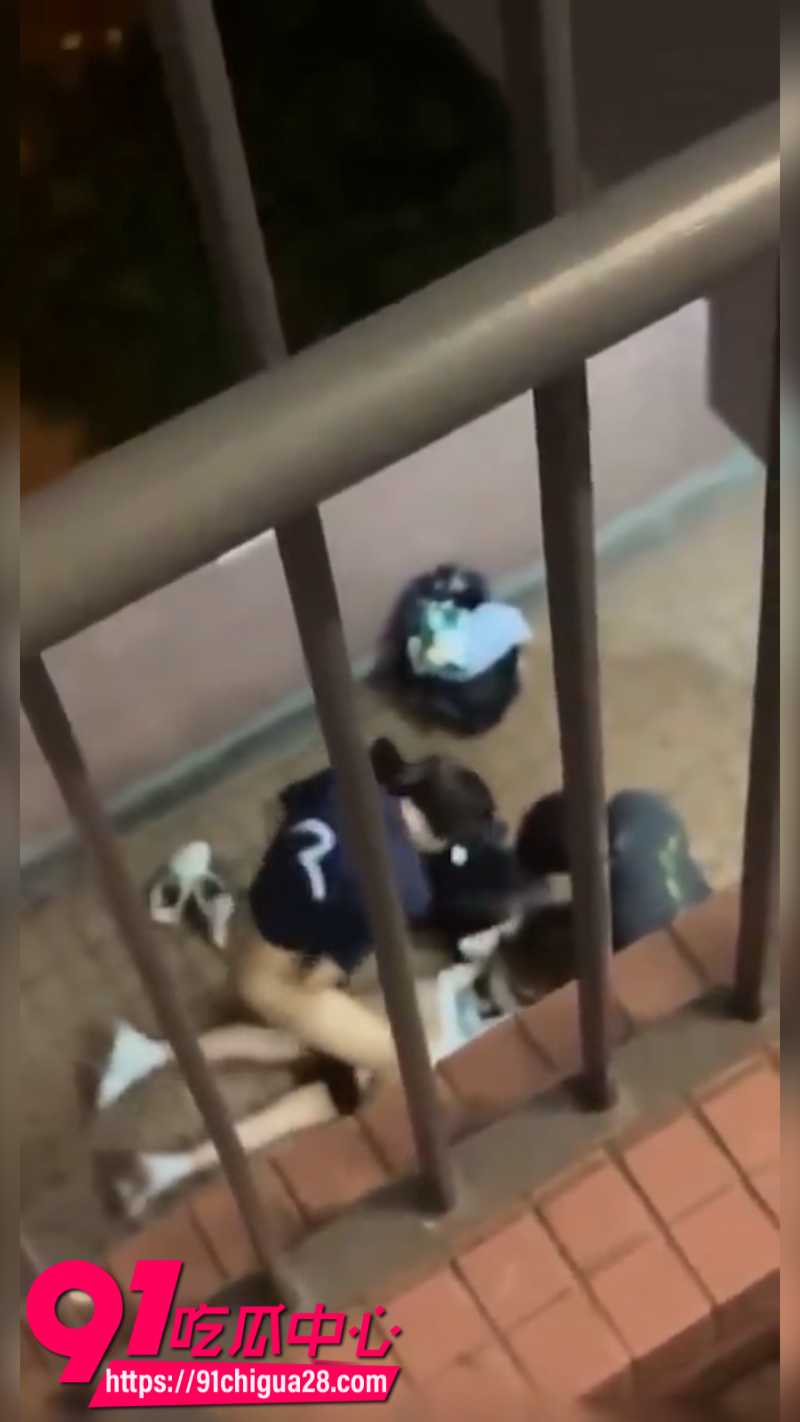 香港屋苑平台年轻人3P现场2 香港屋苑平台年轻人3P现场2