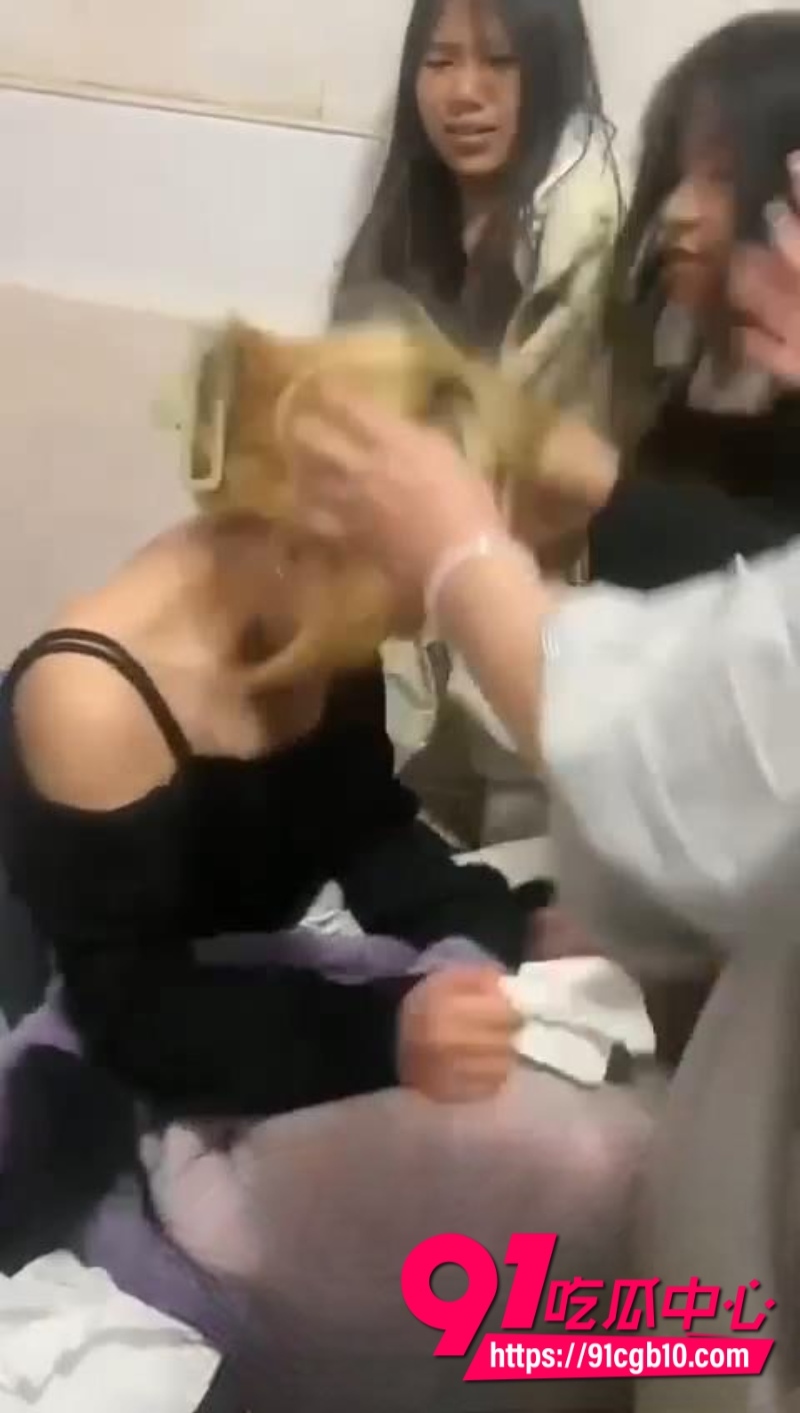 黄毛精神小妹抢了同伴男友跟对方做爱视频流出7 黄毛精神小妹抢了同伴男友跟对方做爱视频流出7