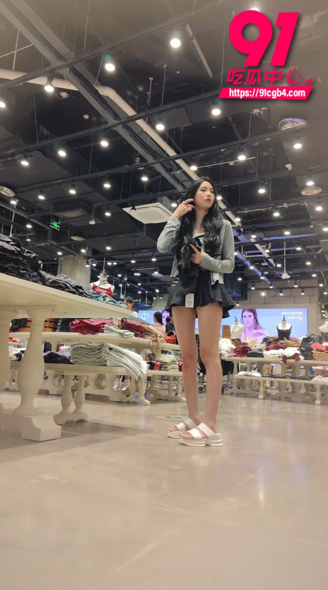 抄底大神商场尾随长腿美女极限偷拍 各种小姐姐短裙美腿裙底一次性看个过瘾