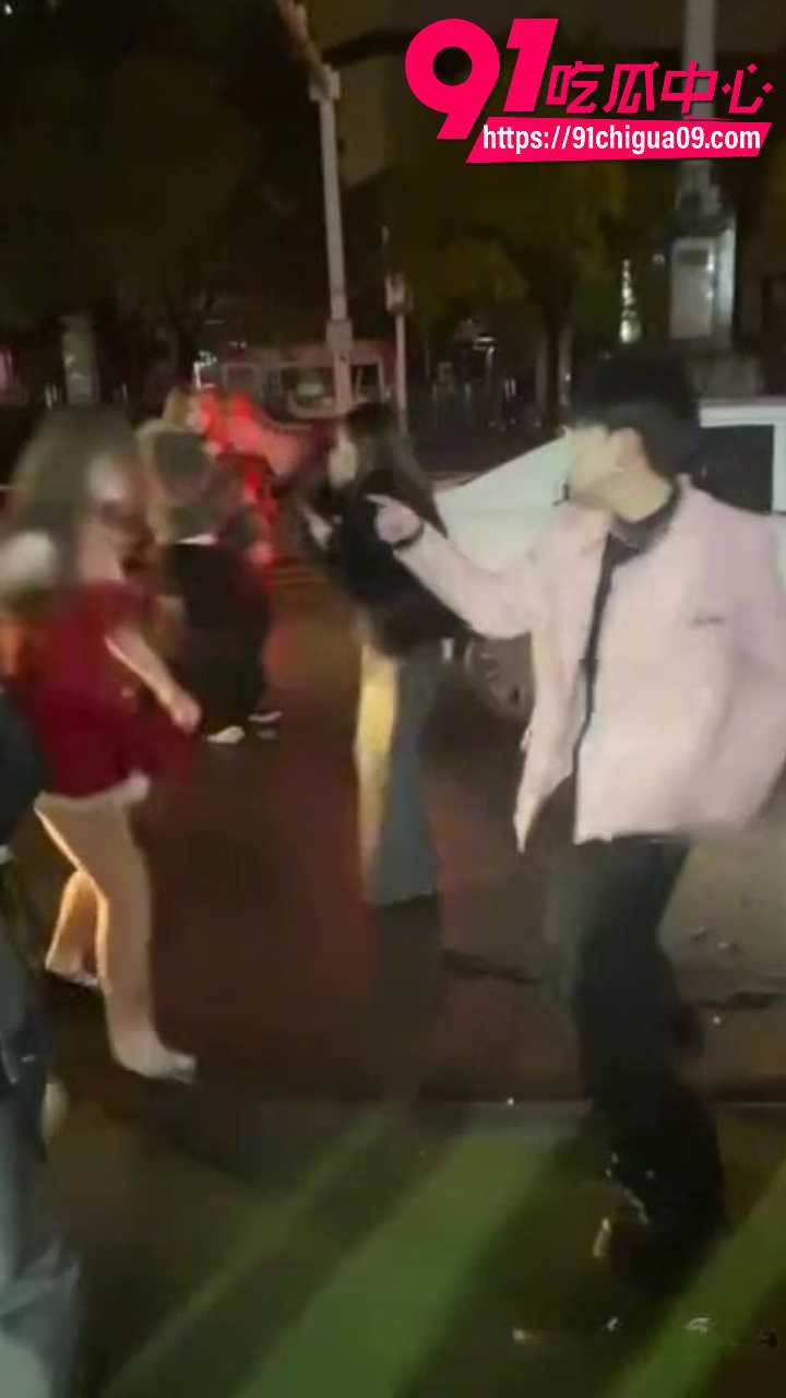 街头红裙辣妹当众揭穿男同男友3 街头红裙辣妹当众揭穿男同男友3