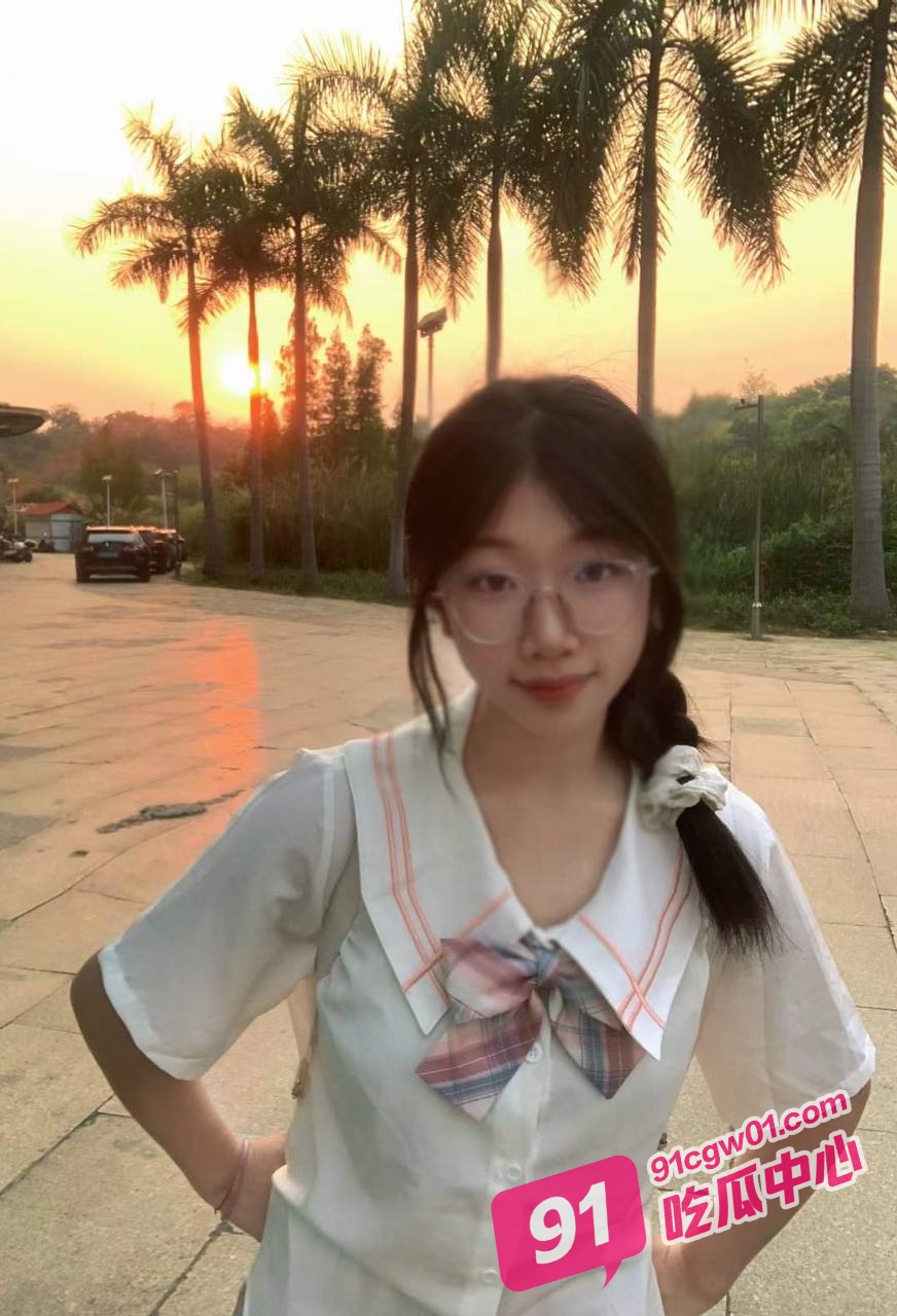 鱼哥偷拍学生妹精选!专爱黄毛辣妹大学生的鱼哥差点把嫩妹的黄体操裂!