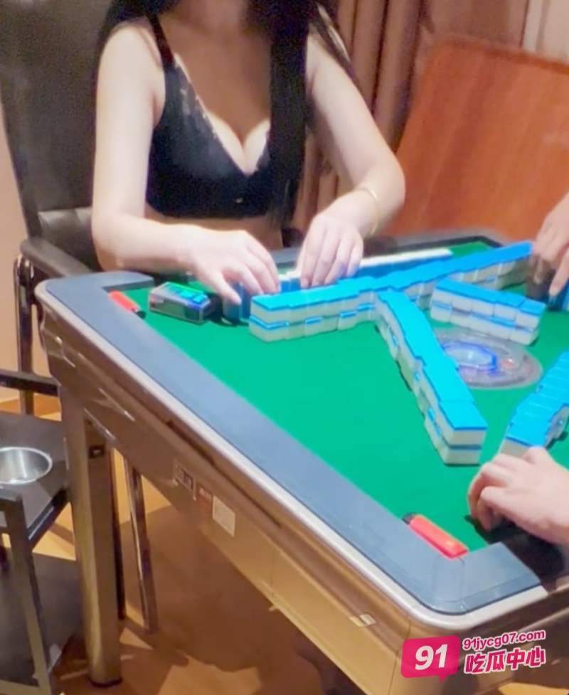 海角社区寝取NTR 邀群男调教娇妻同玩骚穴 三洞齐开高潮不断 配图