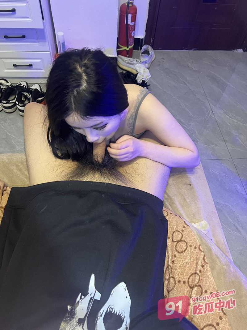 青岛张思雨被会所男模狠狠调教 急迫舔鸡巴伸出舌头等待颜射 人长得帅就是吃香！