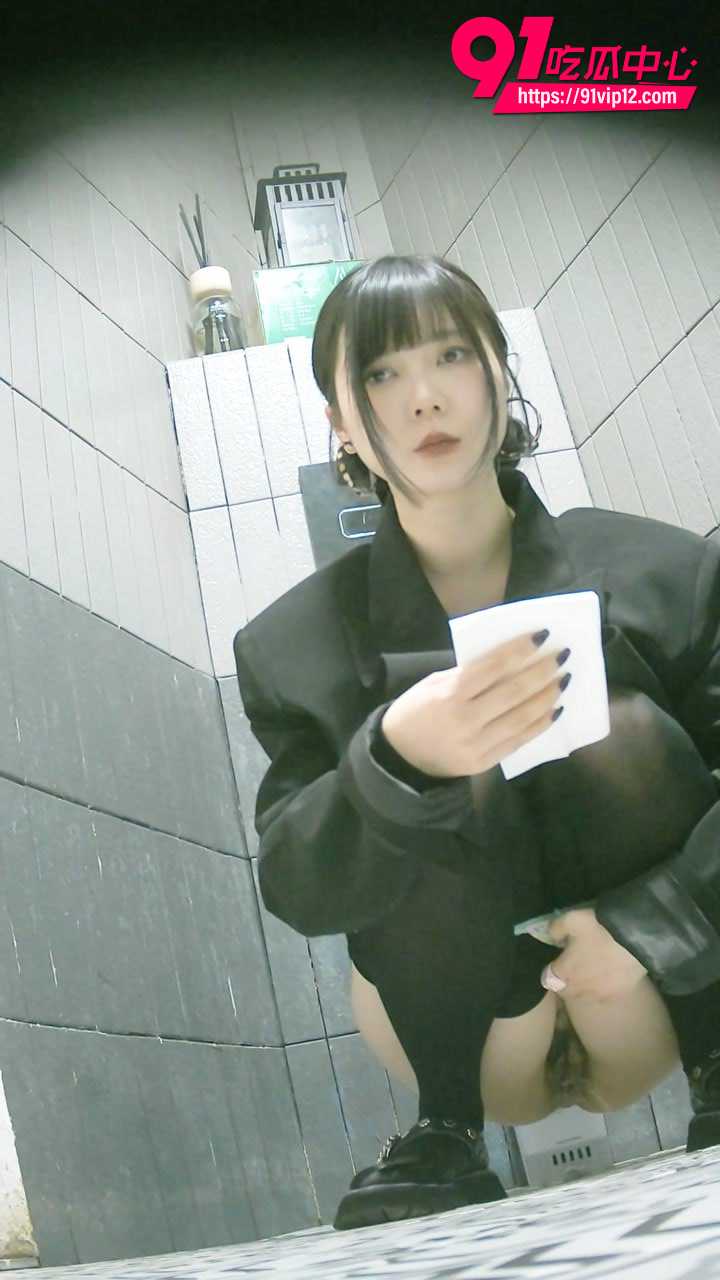 近景特写4K真实偷拍女公厕 超多小姐姐方便 脸鲍同框超高清 全是大美女!