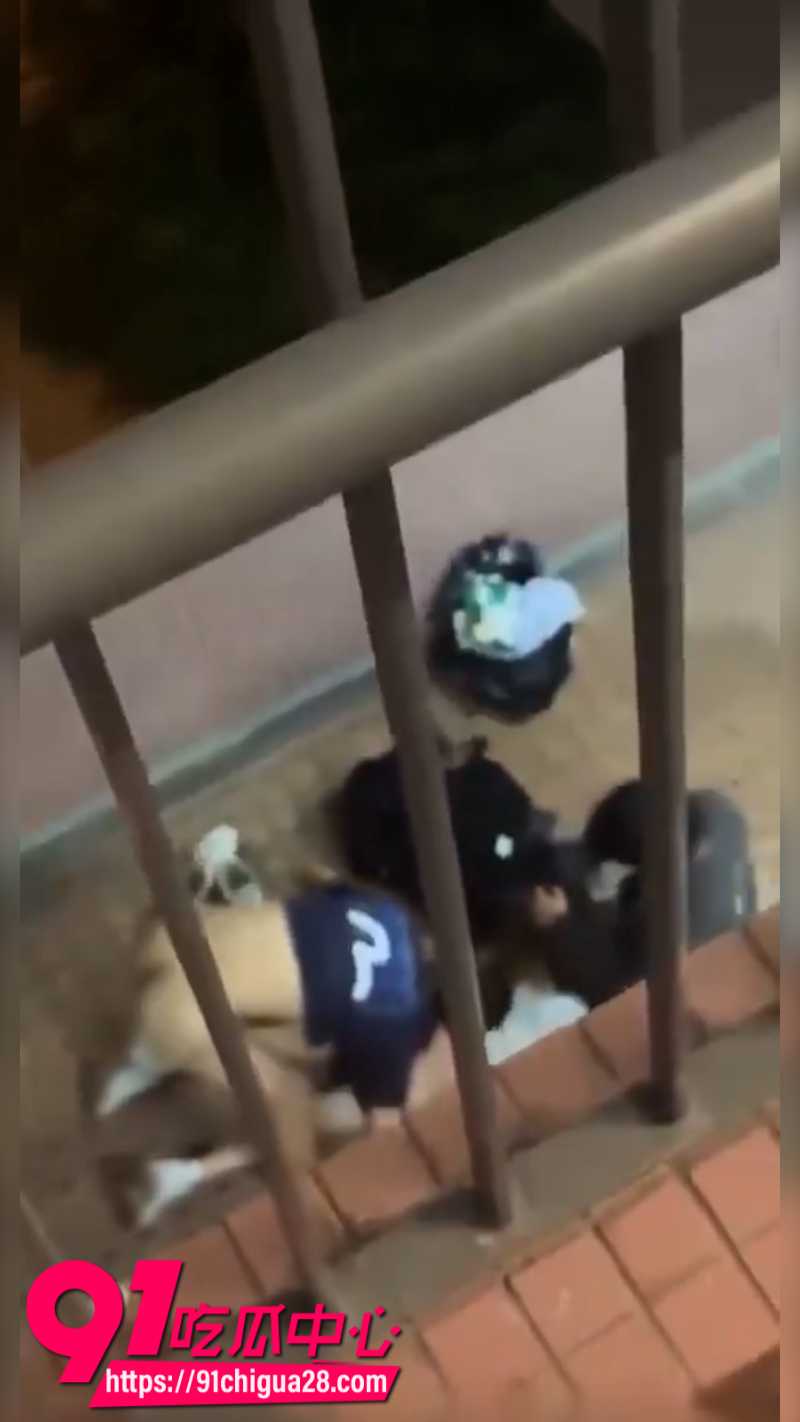 香港屋苑平台年轻人3P现场1 香港屋苑平台年轻人3P现场1