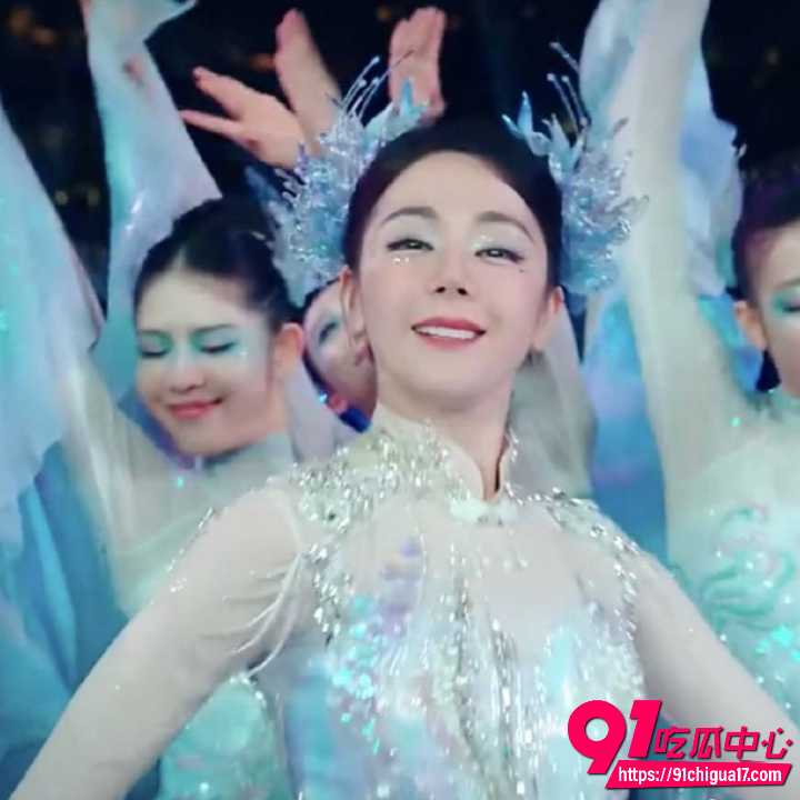 迪丽热巴春晚人鱼公主惊艳全场却脸肿妆老4 迪丽热巴春晚人鱼公主惊艳全场却脸肿妆老4