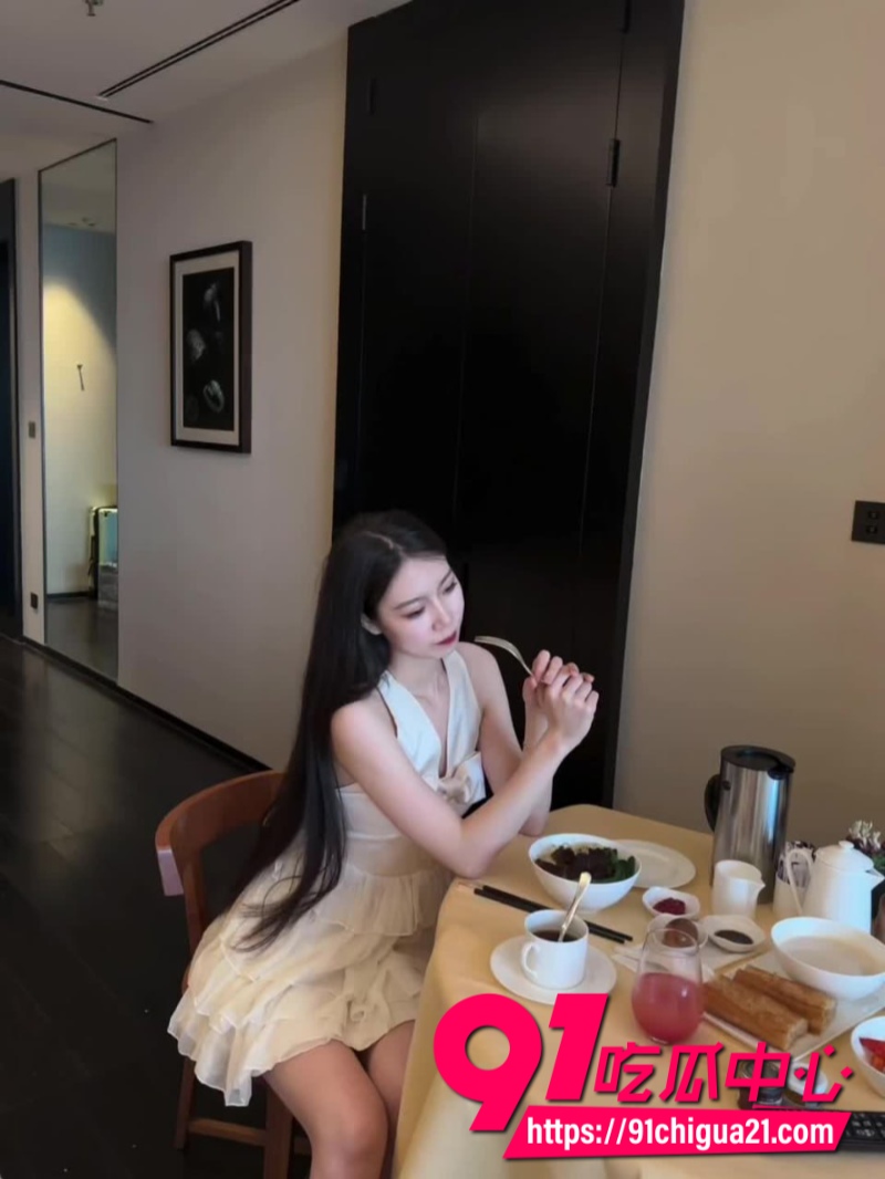 江苏混圈名媛王诗琦白天优雅旗袍仙女 夜里被小富二代调教成专属母狗!10 江苏混圈名媛王诗琦白天优雅旗袍仙女 夜里被小富二代调教成专属母狗!10