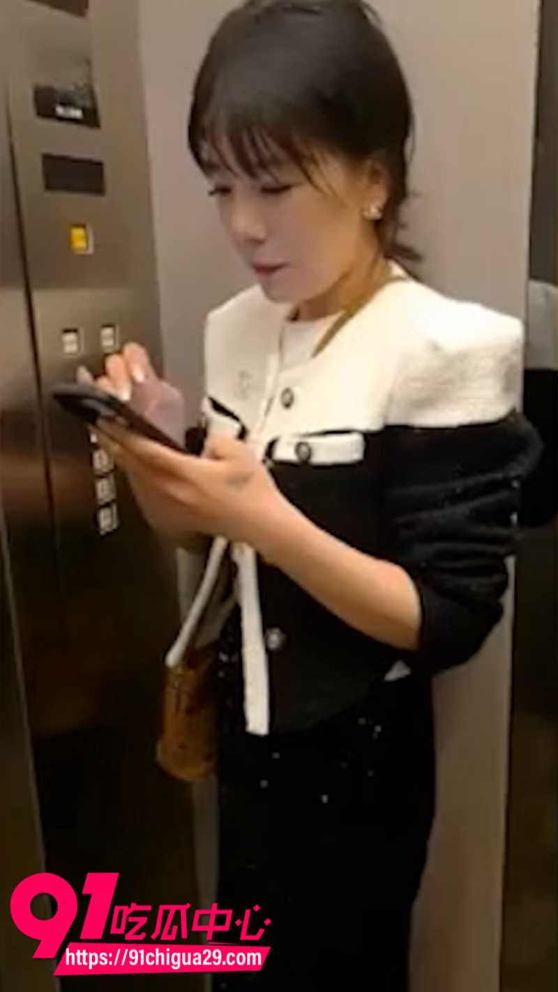 短发少妇表面镇定下体骚穴却被插入高频跳蛋1 短发少妇表面镇定下体骚穴却被插入高频跳蛋1
