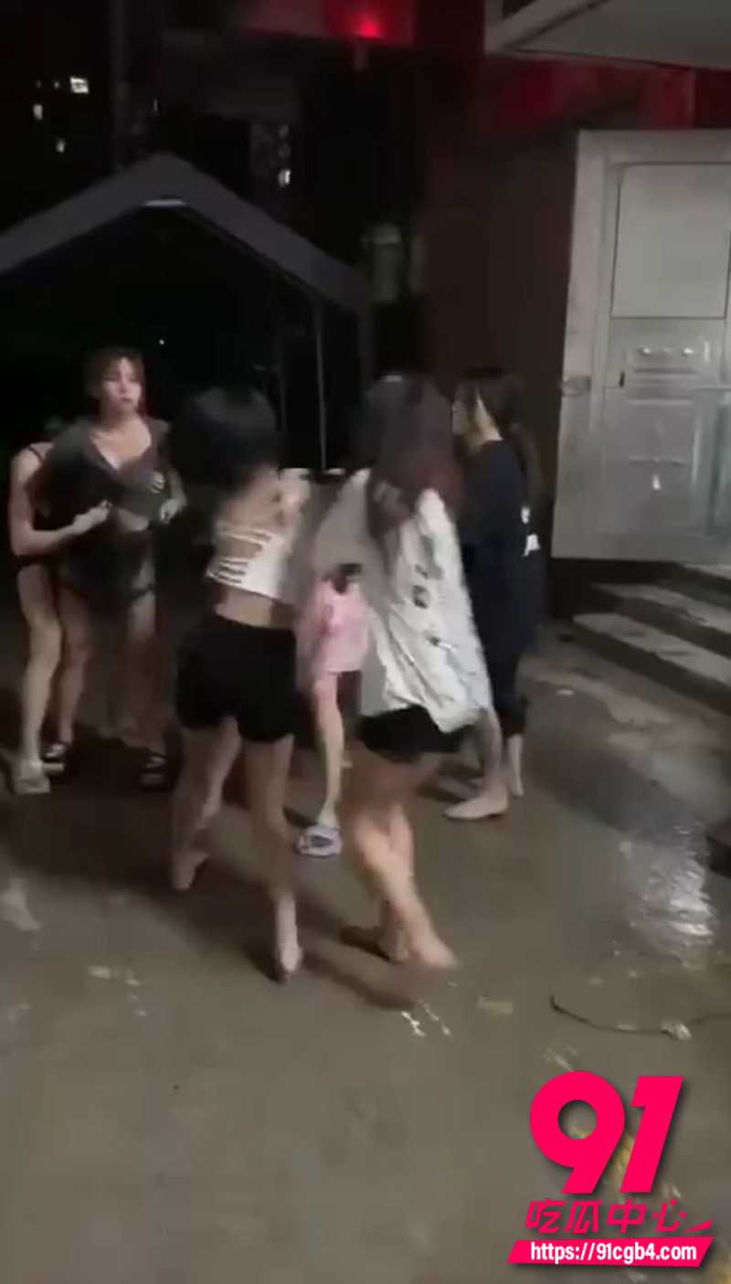 精神小妹干架现场 多名女子当众撕扯对打 各种撕头发 还是女生打架好看!