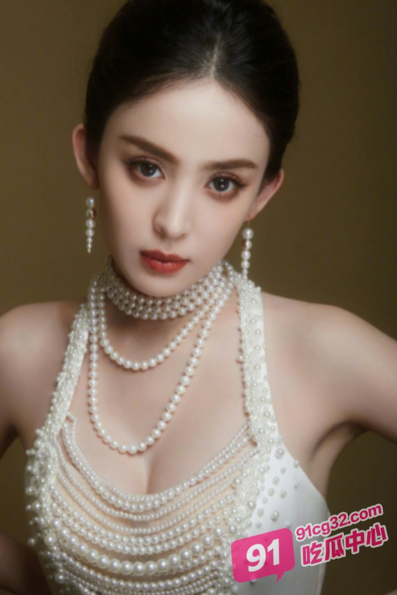 古力娜扎爆改短发女老板 全身涂油瑜伽垫激情做爱! 配图