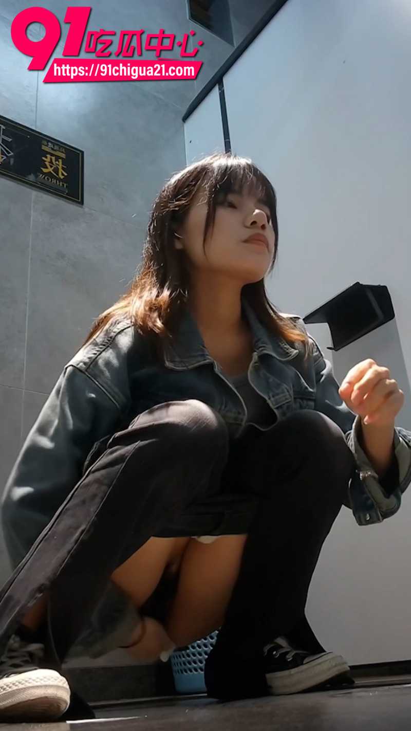 厕拍大神在女厕所安装高清摄像头偷拍美女逼脸同框画面5