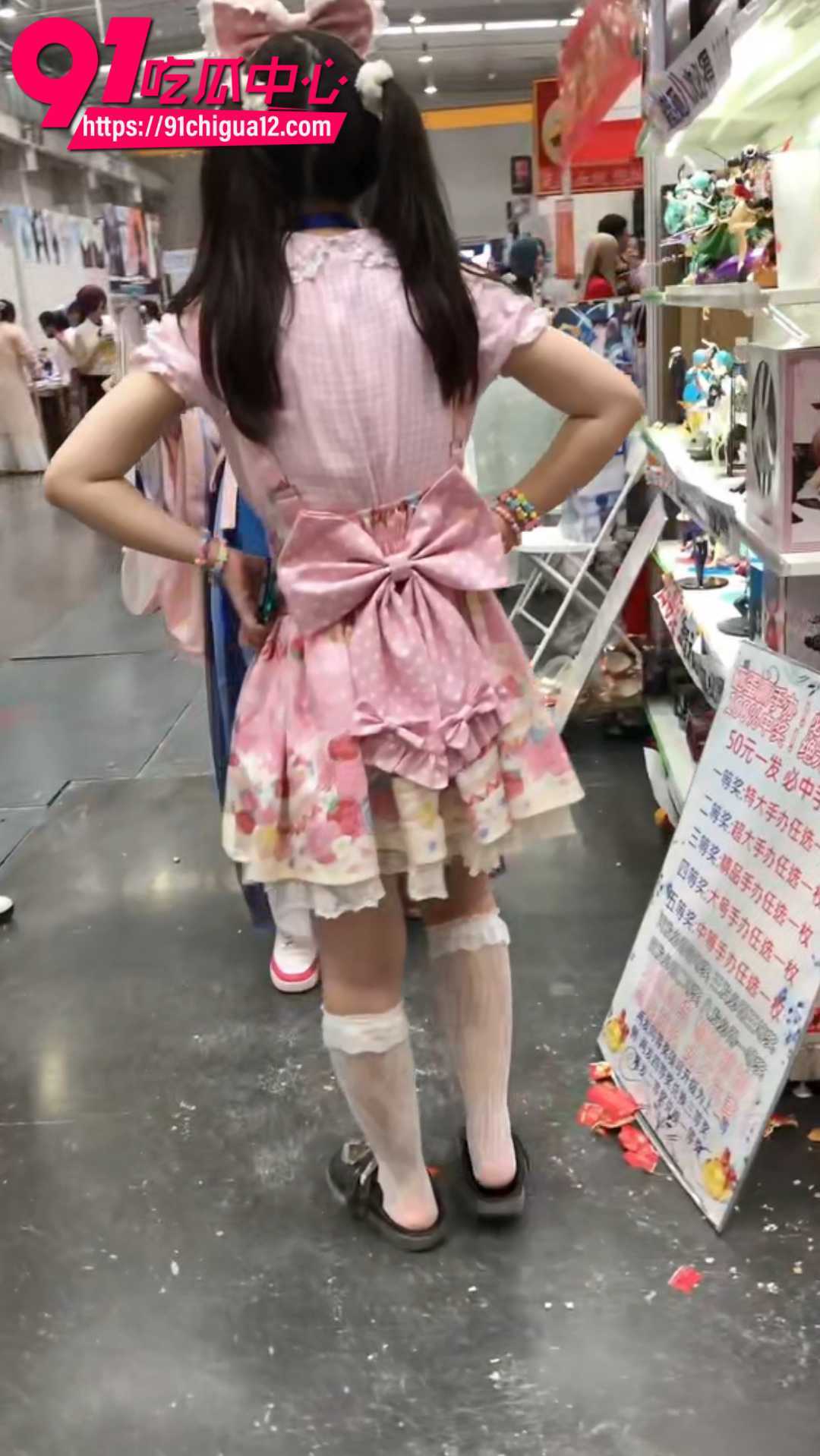 偷拍漫展无内萝莉2