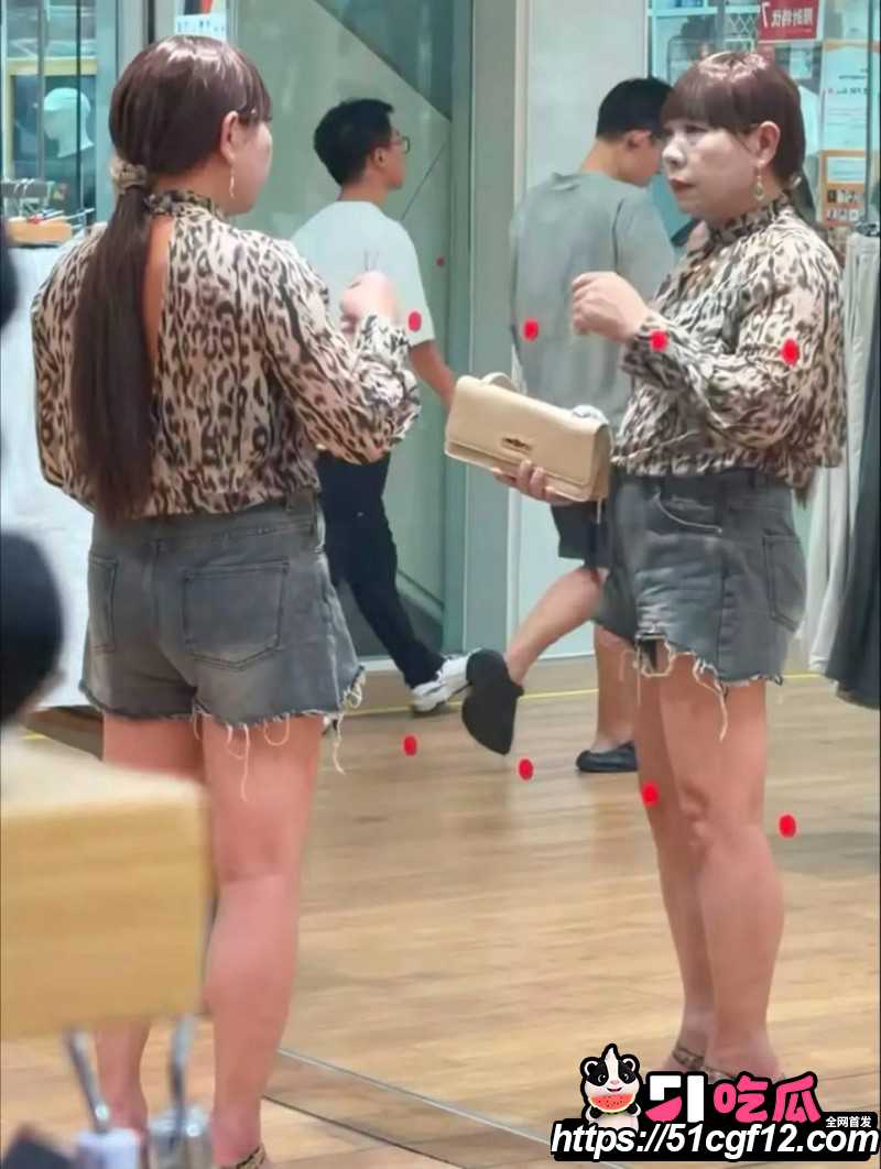 爆火全网的南京红姐时隔一年现身广州04 爆火全网的南京红姐时隔一年现身广州04