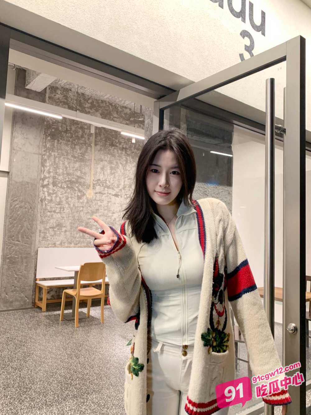 乱伦单亲姐姐～网吧调教姐姐 自慰电击阴蒂差点蹦起来浪叫！