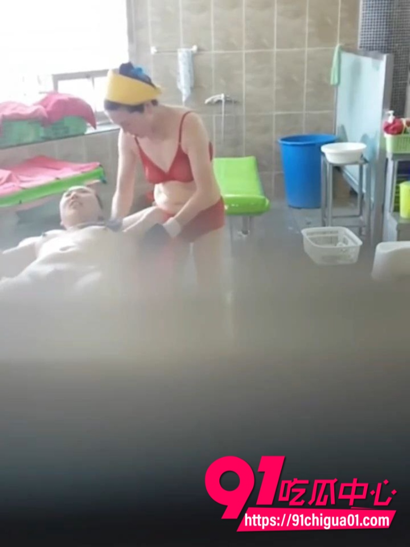 大神爬墙偷窥洗浴中心美少妇光溜搓澡水花四溅3 大神爬墙偷窥洗浴中心美少妇光溜搓澡水花四溅3