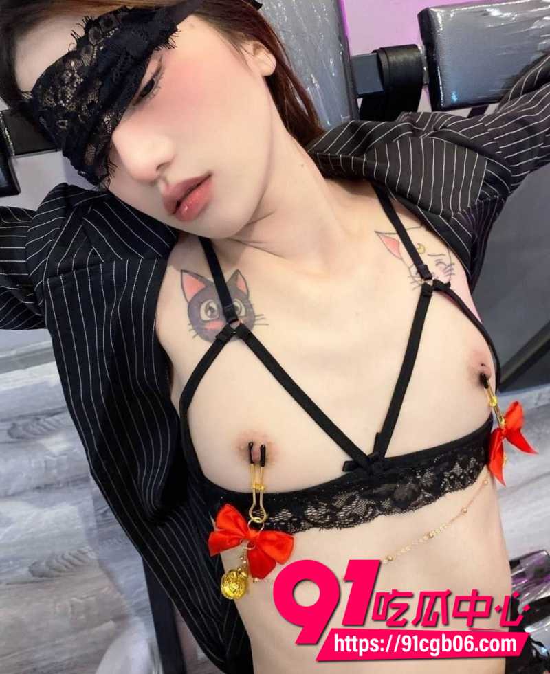 反差精品女高围着大屌舔4 反差精品女高围着大屌舔4