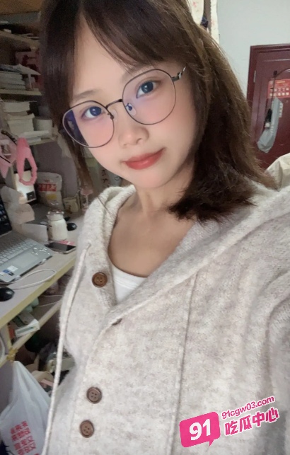反差学霸眼镜妹王雨桐为了研究人体生物知识 主动爬上学弟的床吃鸡研究！ 配图5