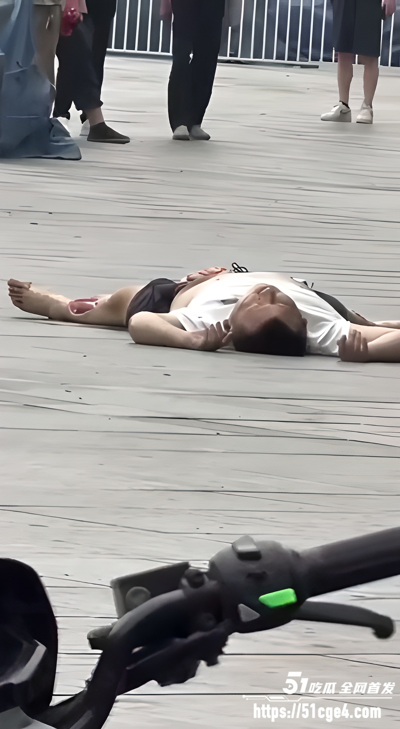 淮北国购广场 男子赌球失利3 淮北国购广场 男子赌球失利3