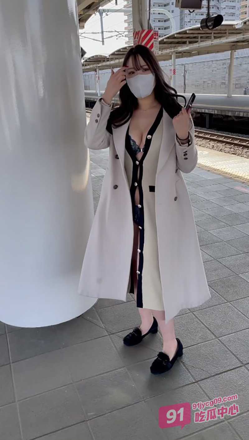 少妇为完成主人任务 电车上露出性感蕾丝内裤春光乍泄!