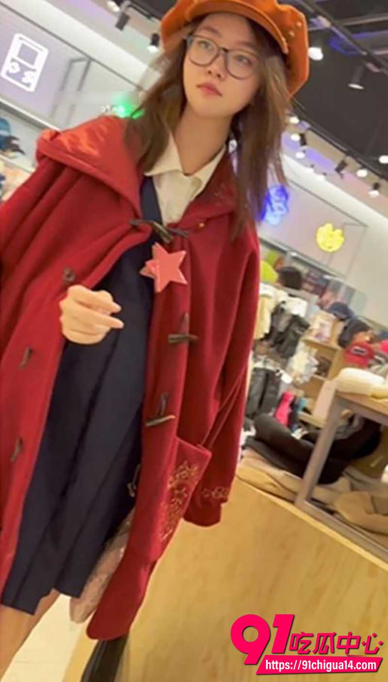 精品抄底偷拍 红色大衣眼镜妹和闺蜜真空逛街 一路尾随抄底 ！