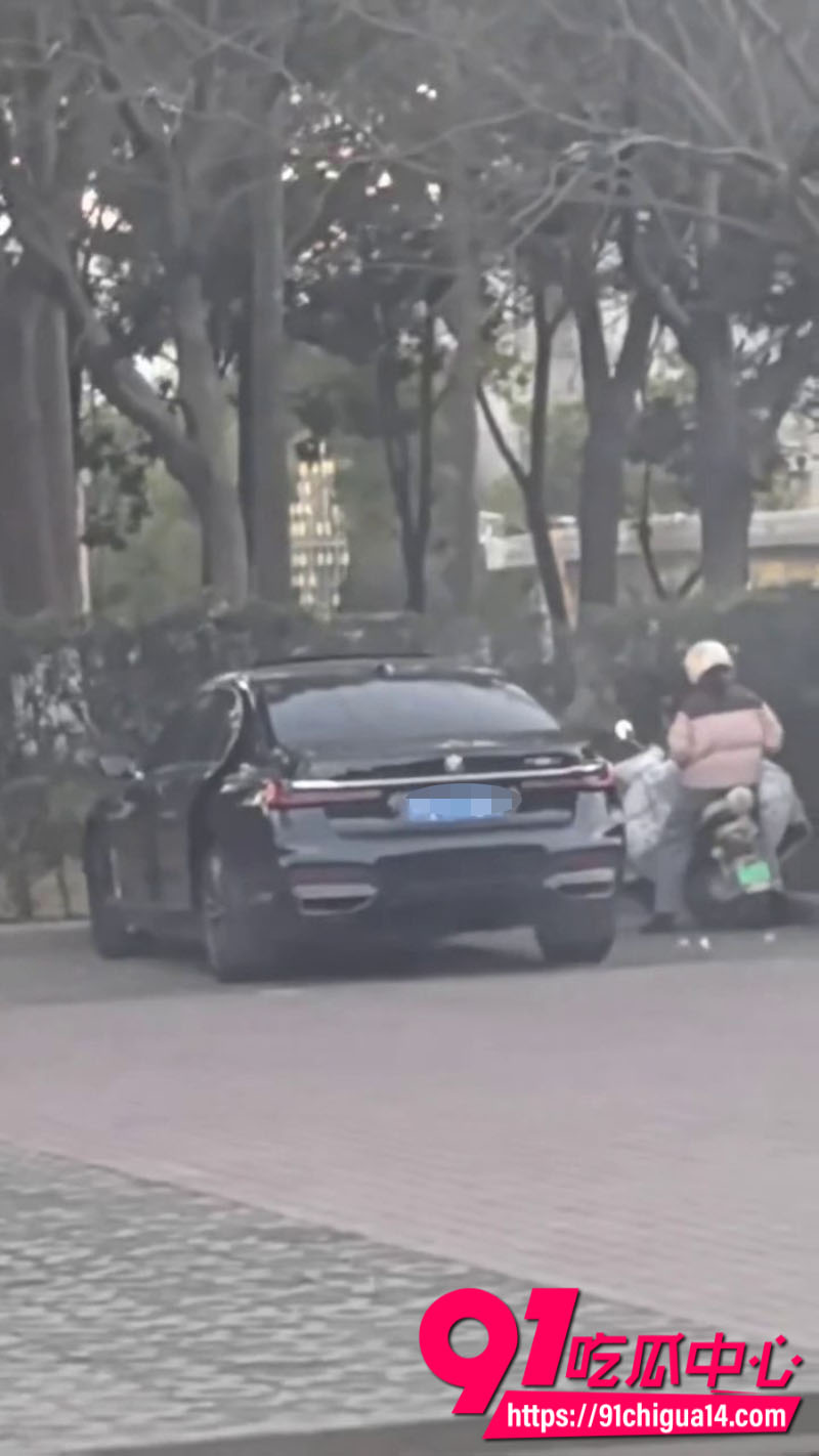 瓜友投稿路边偶遇最新嫖娼方式骑电动车上门路边车震7 瓜友投稿路边偶遇最新嫖娼方式骑电动车上门路边车震7