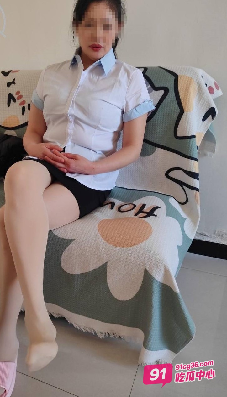 「母子乱伦」大年初二把妈妈操了 继父不在趁机射了妈妈满腔的精子！