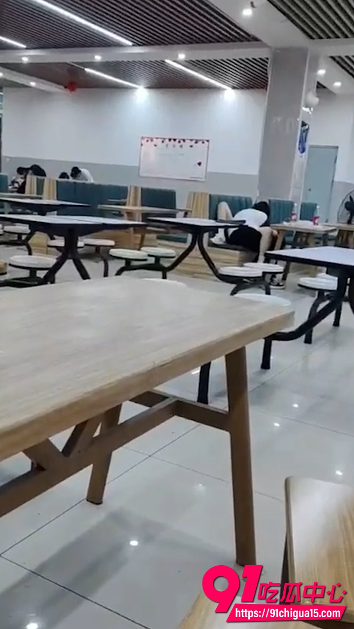 食堂小情侣亲嘴被偷拍9 食堂小情侣亲嘴被偷拍9