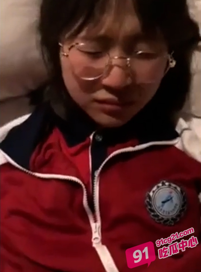 南昌大学新入学小学妹王怡 背着父母偷吃禁果约炮 做爱叫床声超级甜美！ 配图