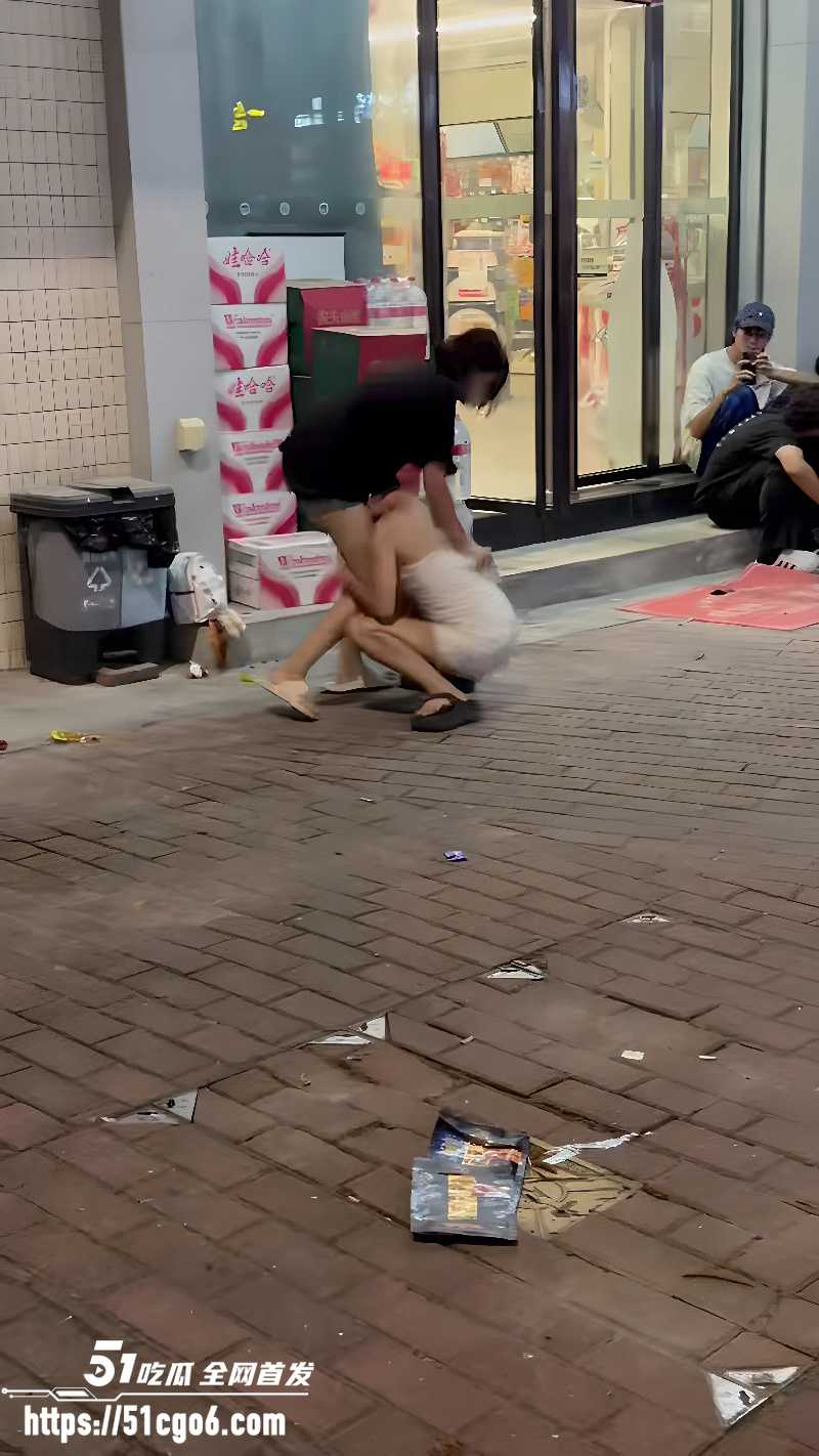 精神小妹当街打架 2 精神小妹当街打架 2