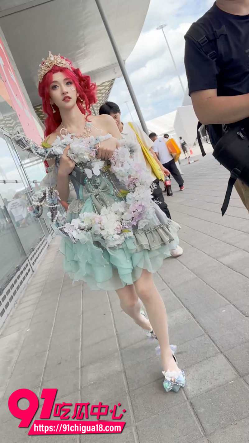抄底大神漫展尾随极品美女抄底偷拍1