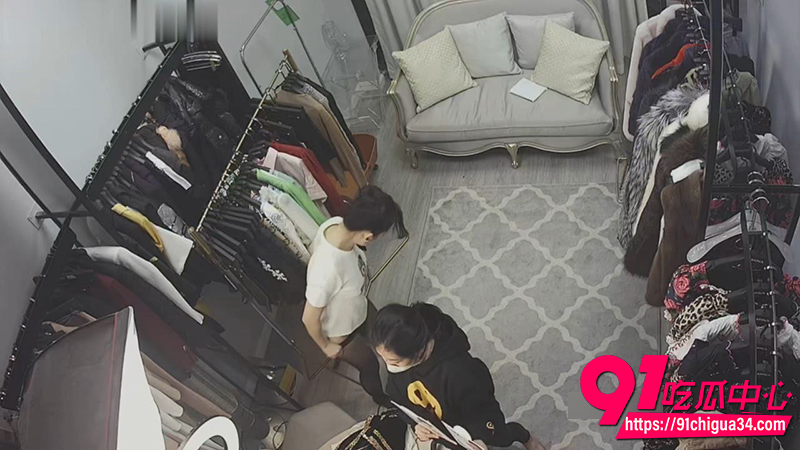 高档服装店试衣间偷拍 1 高档服装店试衣间偷拍 1