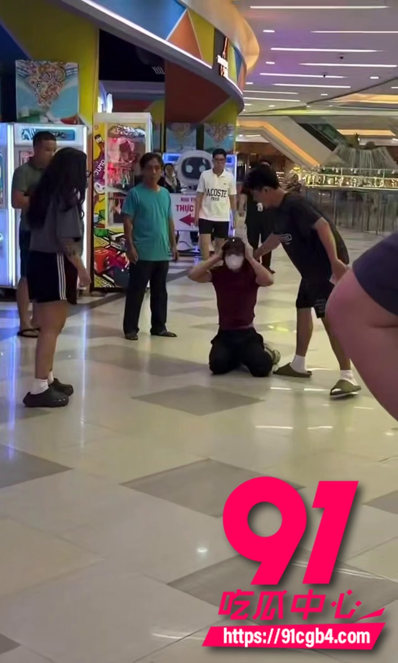 男扮女装厕所偷拍被发现当街暴揍 抄底偷拍群友翻车现场大逼兜打得啪啪响