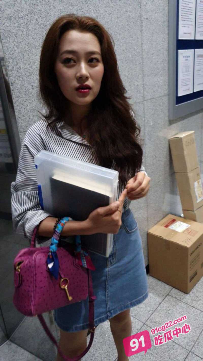 泡良达人金先生周末幽会少妇沈有林 一边看电影一边做爱 少妇笑的很开心啊！ 配图