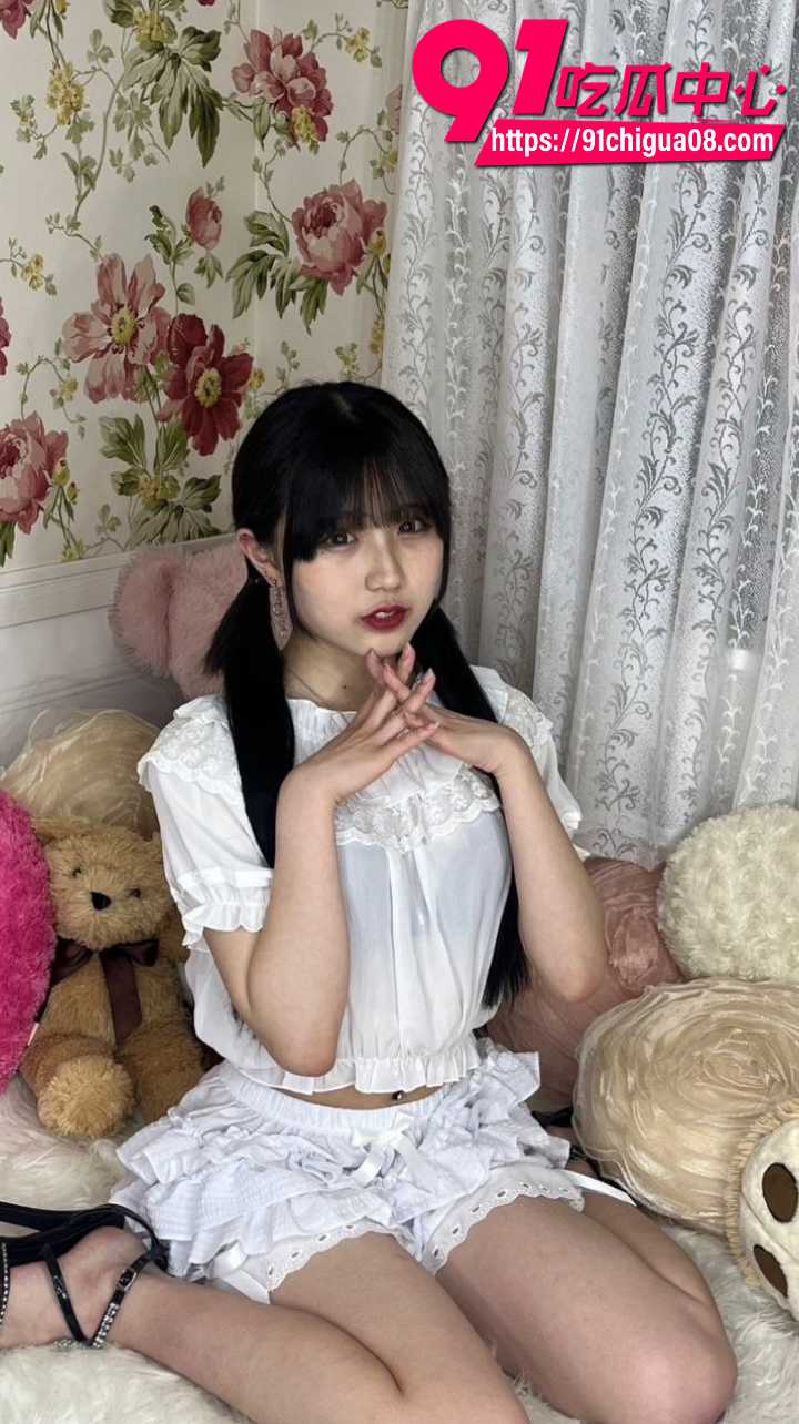 可爱女大学生公园厕所大胆脱衣全裸1 可爱女大学生公园厕所大胆脱衣全裸1