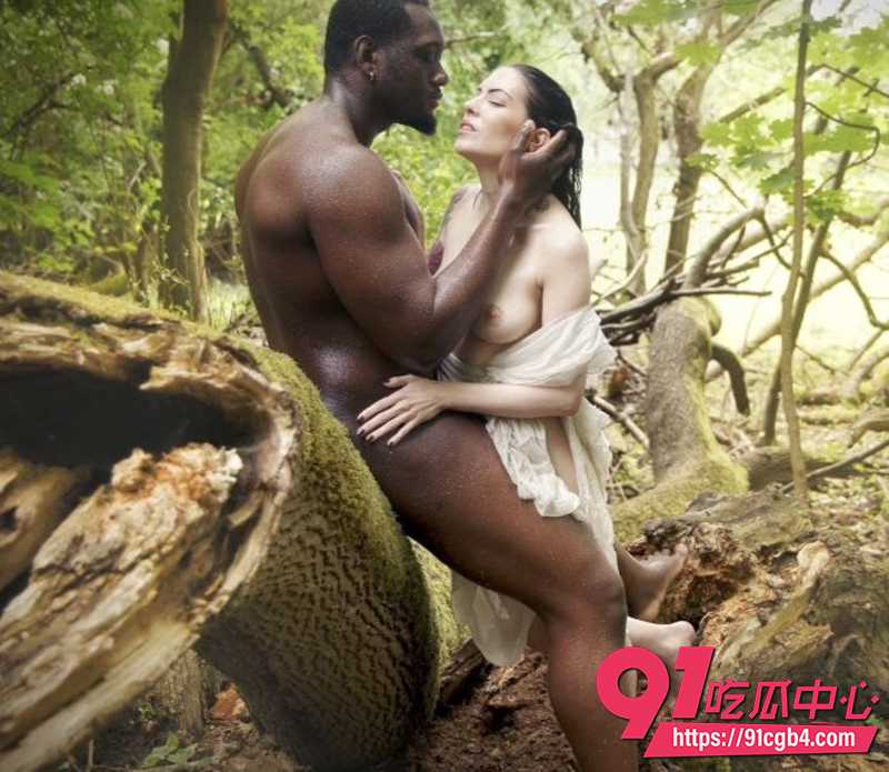 欧美女优AnnaDeVille新片流出 森林与纱帐场景艺术级黑白配 画面每一帧都唯美至极！