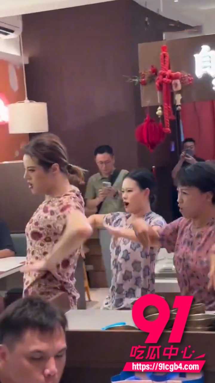 弗兰舞团新加坡牛车水热舞争议完整回顾 娘惹服饰餐馆街头拍摄引发土生华人批评始末