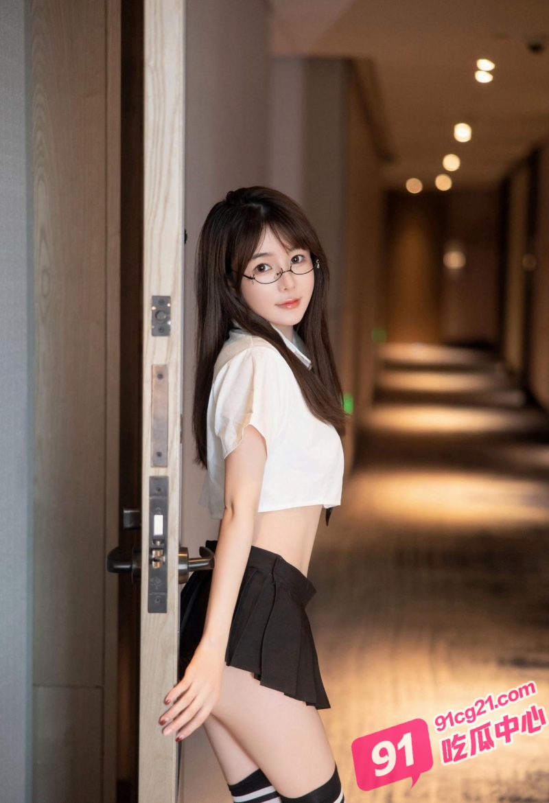 瓜友投稿自己的小母狗 嫩鲍掐出水的在校大学生！ 配图3