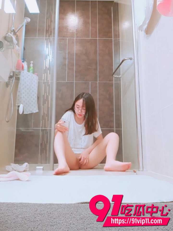 房东偷拍眼镜妹浴室看片自慰3