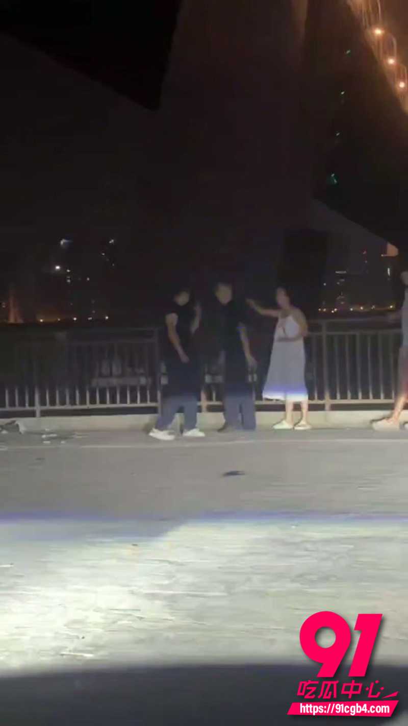 武汉二七长江大桥深夜大瓜 妻子私会男模被丈夫当场抓包 现场堵死崩溃嘶吼全城围观！